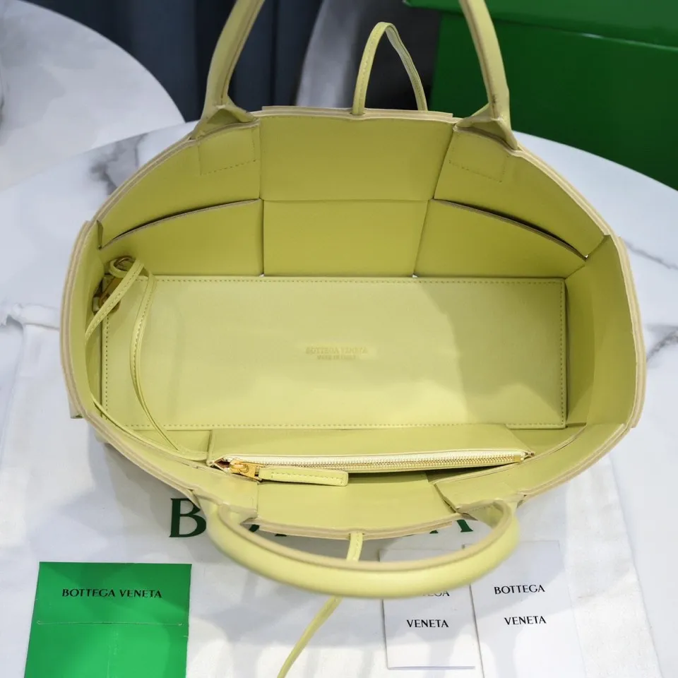 Batch 1760 medium arco, BottegaVeneta# official website latest sheepskin with inner sheepskin SLIP tote handbag, and the logo has been changed to the side panel😍The oversized woven design really makes it a huge gap from ordinary tote bags🔗🔗Different color combinations inside and outside ⛓Daniel Lee leads the brand's DNA to continue to evolve with fresh inspiration🧬🧬showing a balanced style of luxury and reality👉: 30*20*12 Model: 9893#